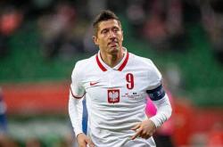 九游体育-莱万多夫斯基回归赛场，势不可挡首场状态亮眼，拜仁观众沸腾！的简单介绍